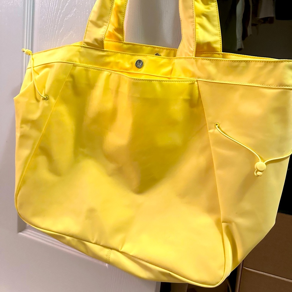 Lululemon side cinch shopper